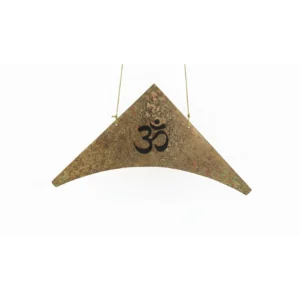 Campana armonizadora triangular con símbolo Om sobre fondo blanco.